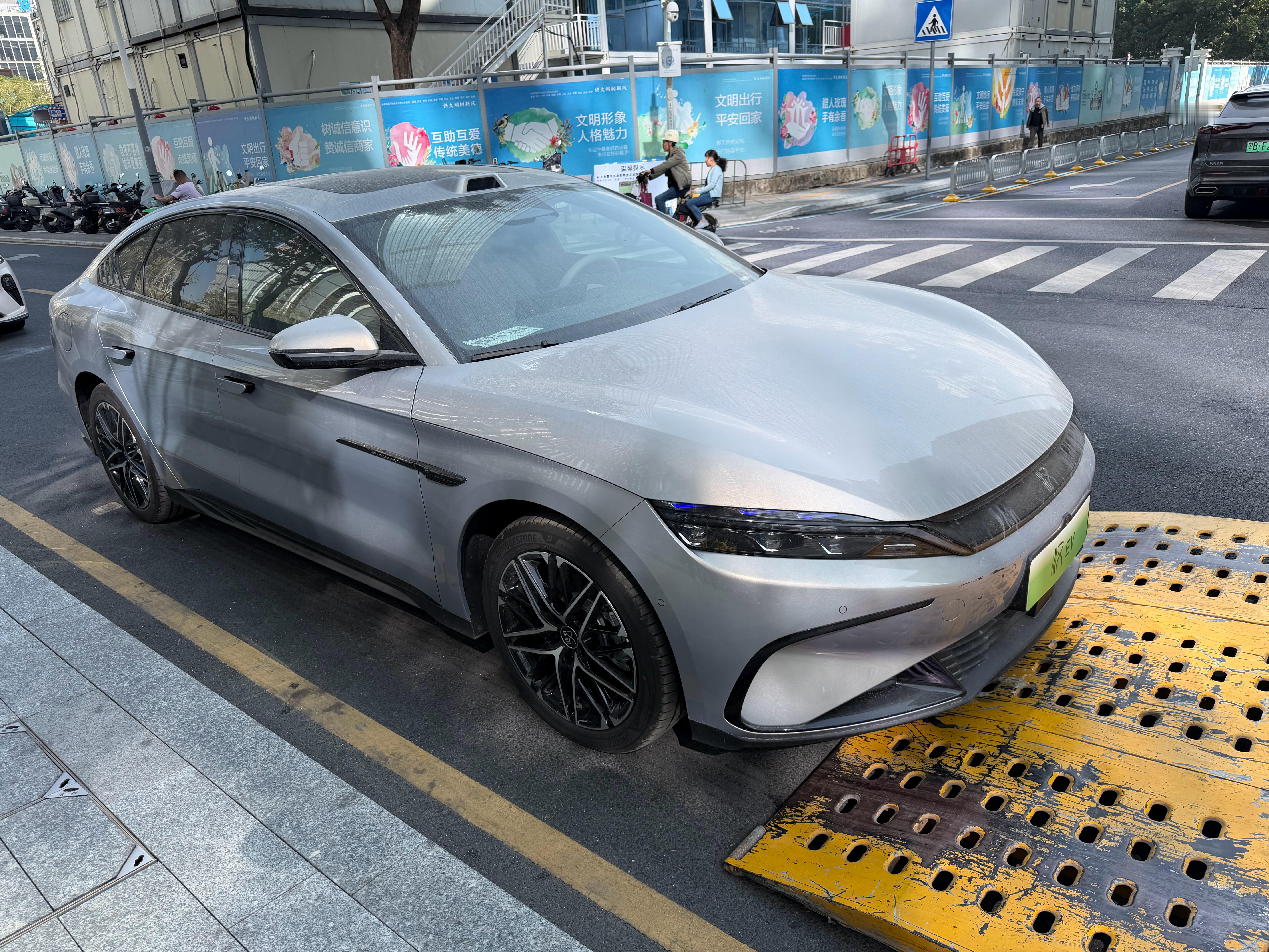 刚下飞机，比亚迪汉L就送到了。大家猜一下，接下来会干什么内容？