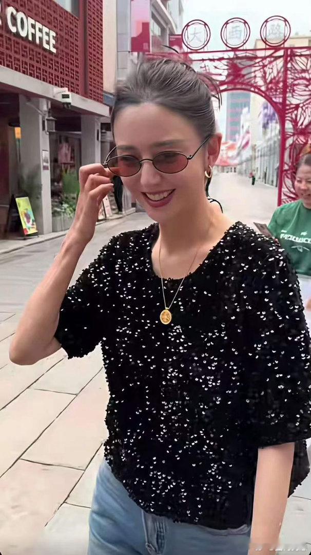 佟丽娅气质颜值出众，哪怕置身人群中，也总能一眼被注意到。