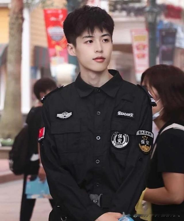 早知道一个奔五的女人要去干保洁，当初就不应该读那么多书，直接一步到位多好。当