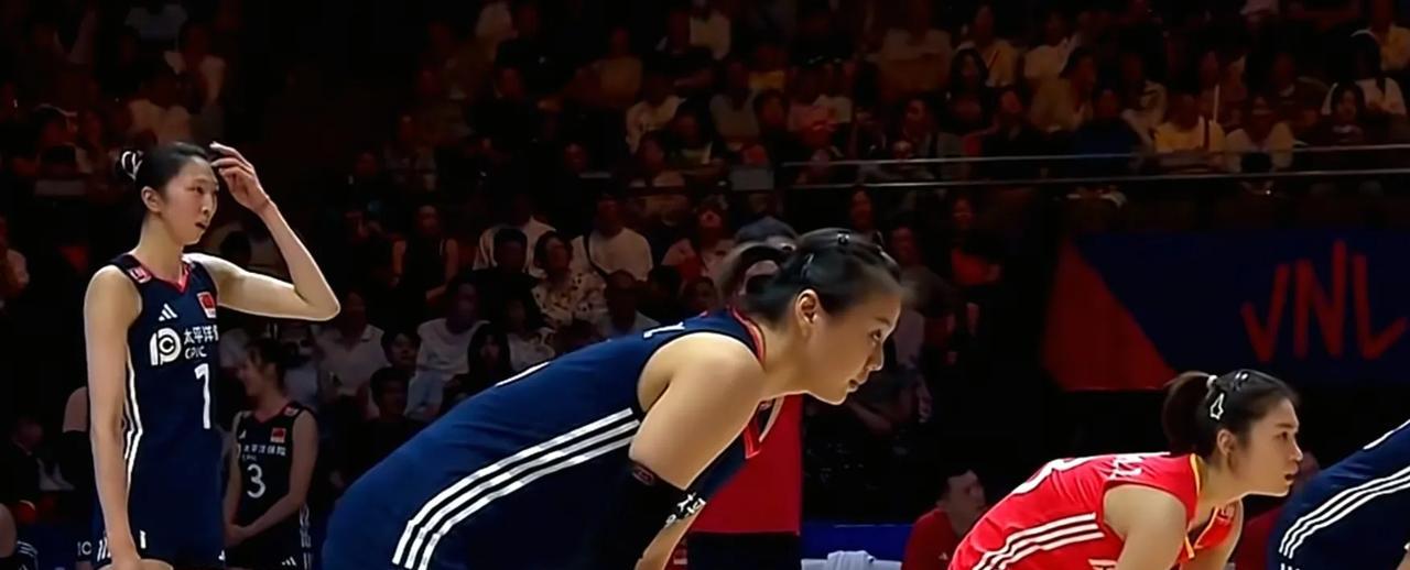 世界女排联赛，中国女排大比分3：0胜法国女排，三局比分25：17，25：18