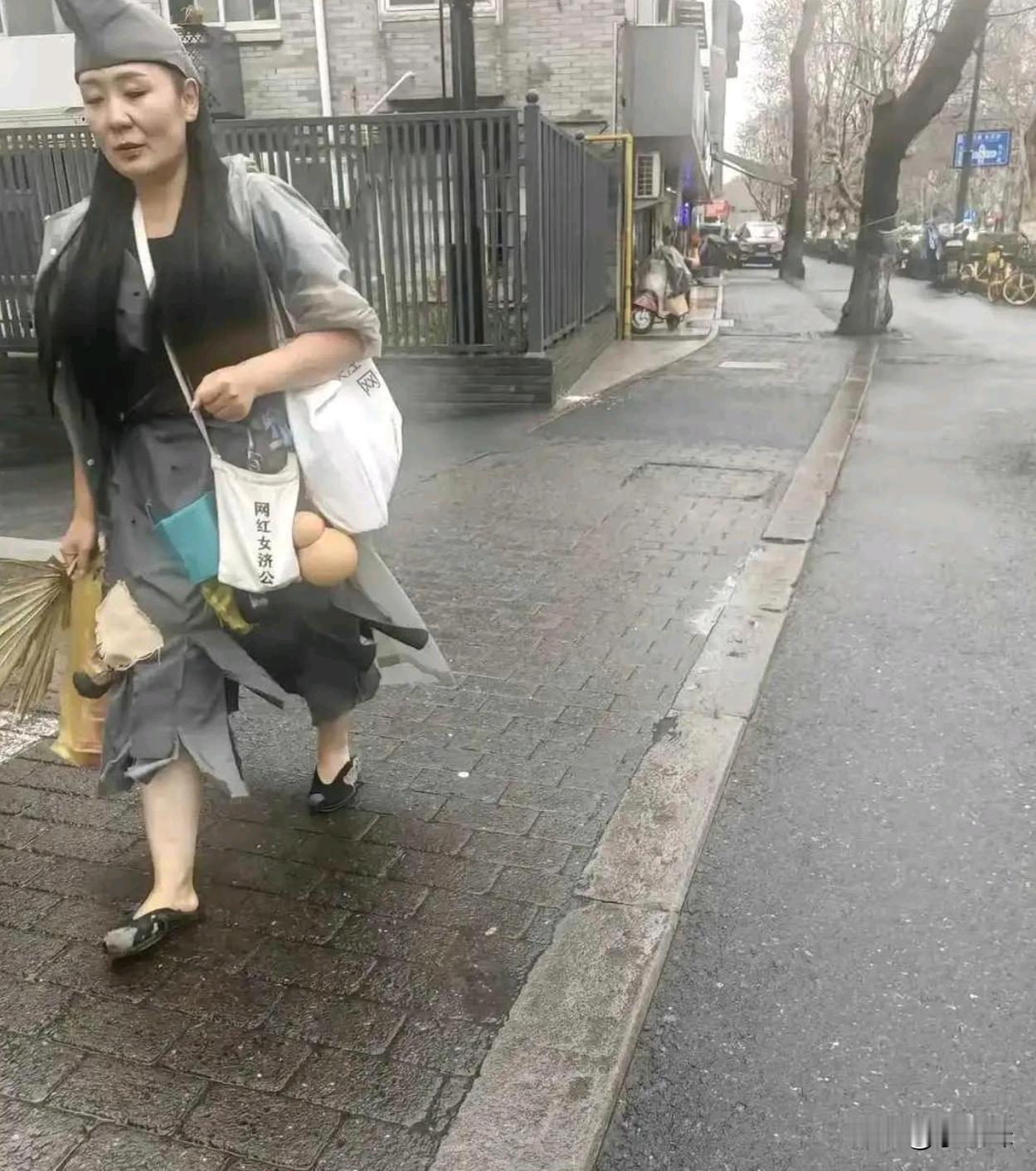 网红女济公？已经开始用互联网化缘了？