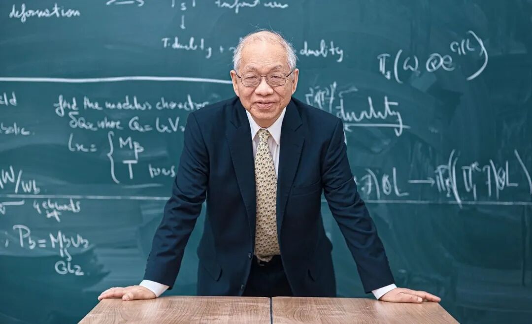丘成桐发文悼念杨振宁, 34个字精炼概括杨振宁的贡献