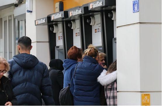 炸了！最近全球各个国家的央行，像是约好了一样，全都在疯狂甩卖美国国债，下手那叫一