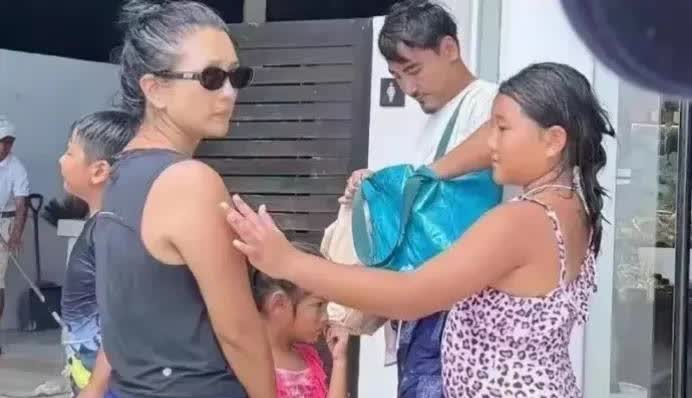 何洁一家五口泰国度假，38岁的她满头白发，两女儿像妈妈