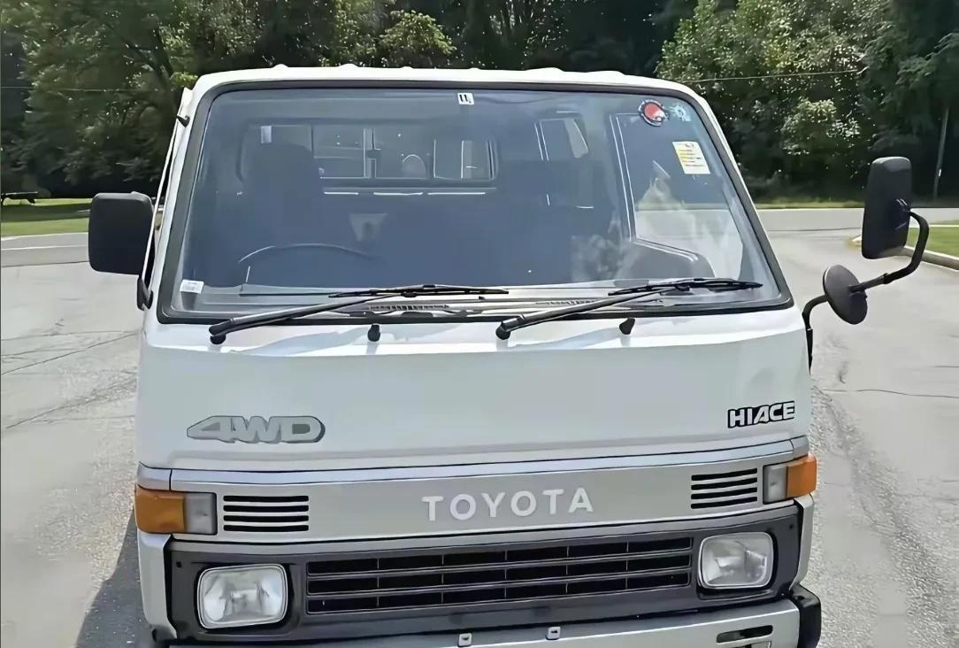 丰田海狮还有四驱的吗？这下面两张丰田海狮双排座小货车，车身上竟有4WD的标识，想