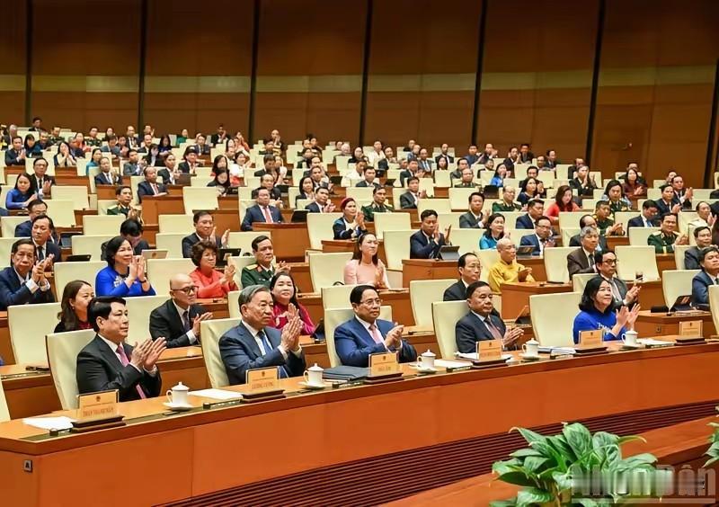 从这张会议的画面中可以明显看出，在越南的政界里妇女果真顶起了半边天，女官员甚多！