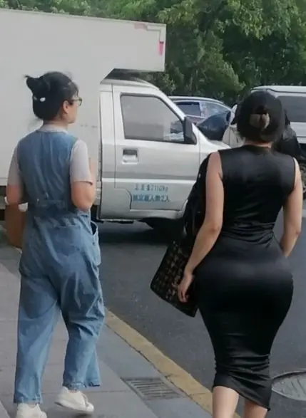 很好奇衣服怎么穿进去的？