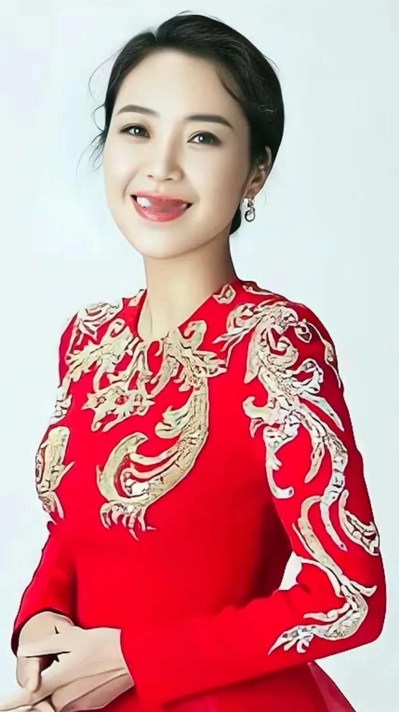 云朵，长得好漂亮，真像一朵彩云。人漂亮，天资好，又遇上了好师父刀郎，2005年，