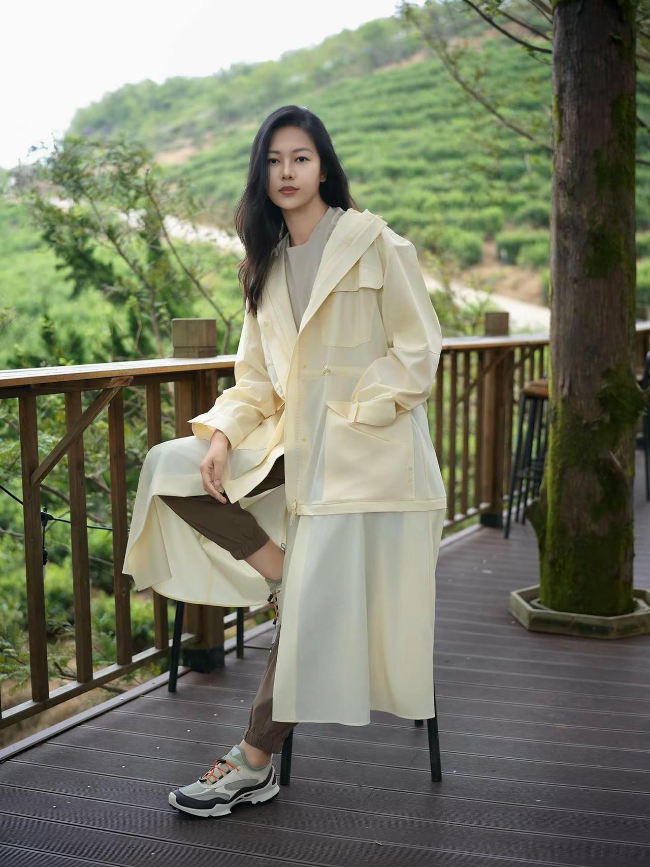 山野慢行｜舒服才是穿搭的底层逻辑。进山，踩在茶园的木栈道上。风裹着草木气息漫过来
