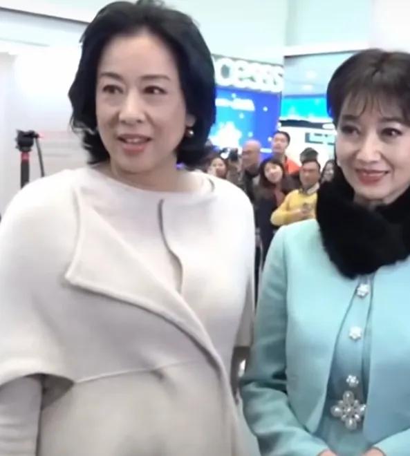两位“港姐”，人生最大的收获是，各自生育和培养了三个好儿子。因为母亲漂亮，她俩的