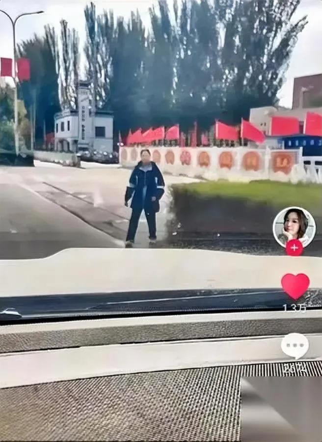 高中女生喊累想回家妈妈的做法让全网破防新疆这位妈妈接到电话，没问“是不是