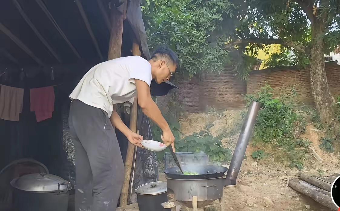 唐尚珺真的好朴实哦，自己是做自媒体的，也愿意晒自己的日常生活，可是家里的煮饭锅