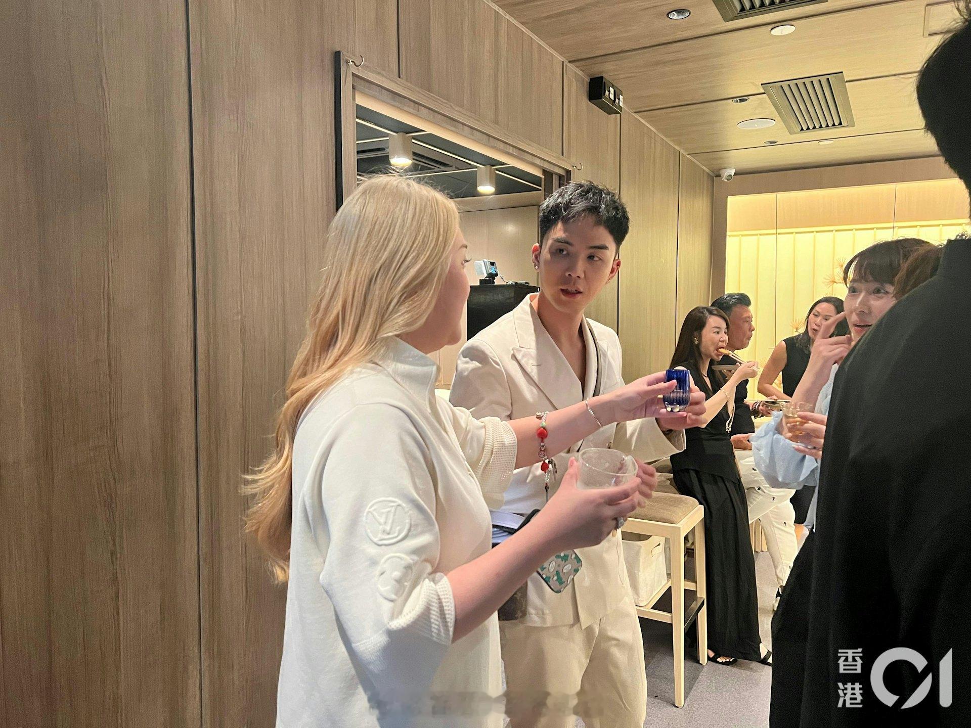 「亿万驸马」同老婆庆祝结婚3周年私人派对盛况绝密曝光|香港01艺人伍富桥