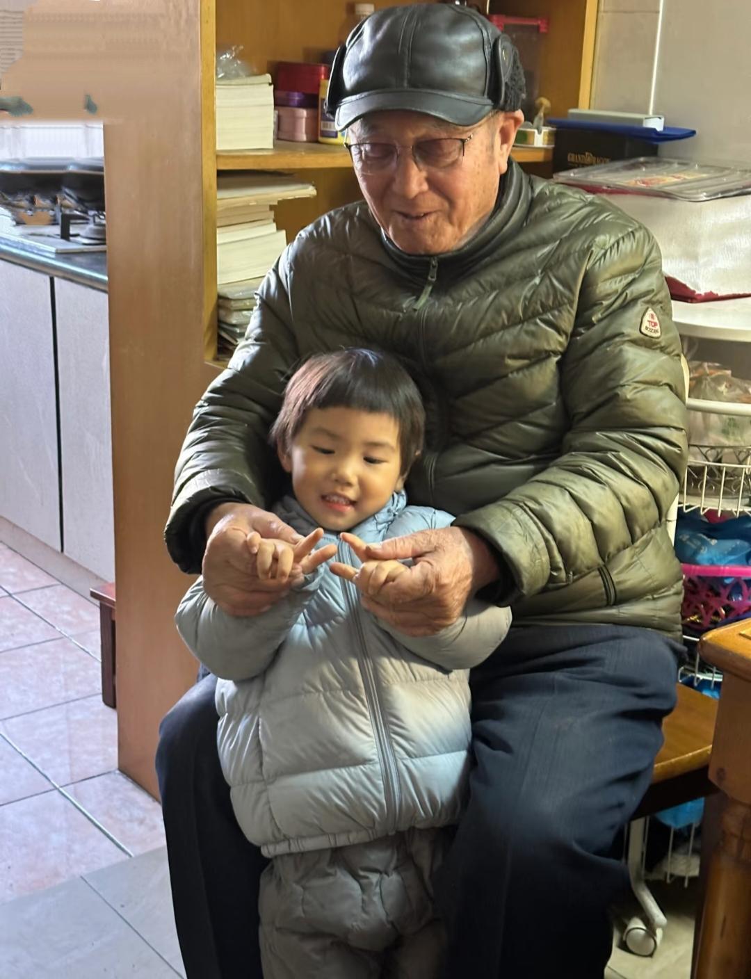 过年回家，公婆给我们一家三口一人一万的大红包，我算是体会到独生子的好处了。以后