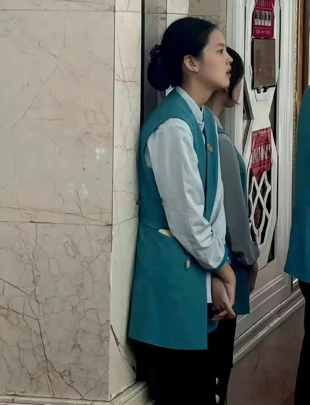 谁能预料到，这个服务员，将来会成为一个大明星