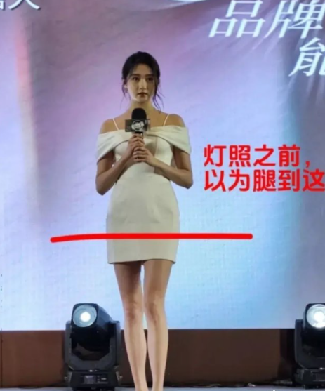 一直对关晓彤的腿长没啥概念，直到我看到了这两张图……