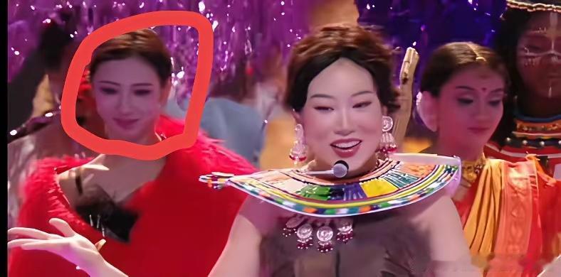 沈佳润真的每一套造型都很姨味啊….花几万做的造型还没后面模糊的伴舞好看！​​​