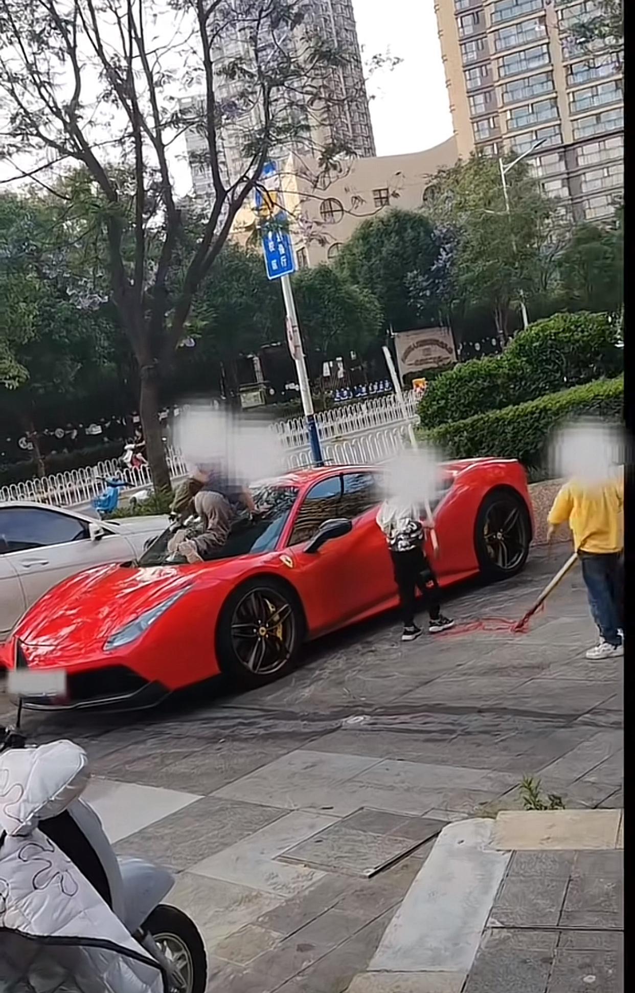 近日云南昆明，网友360万购买的法拉利正常停放着，然后人去出差了，通过监控看到几