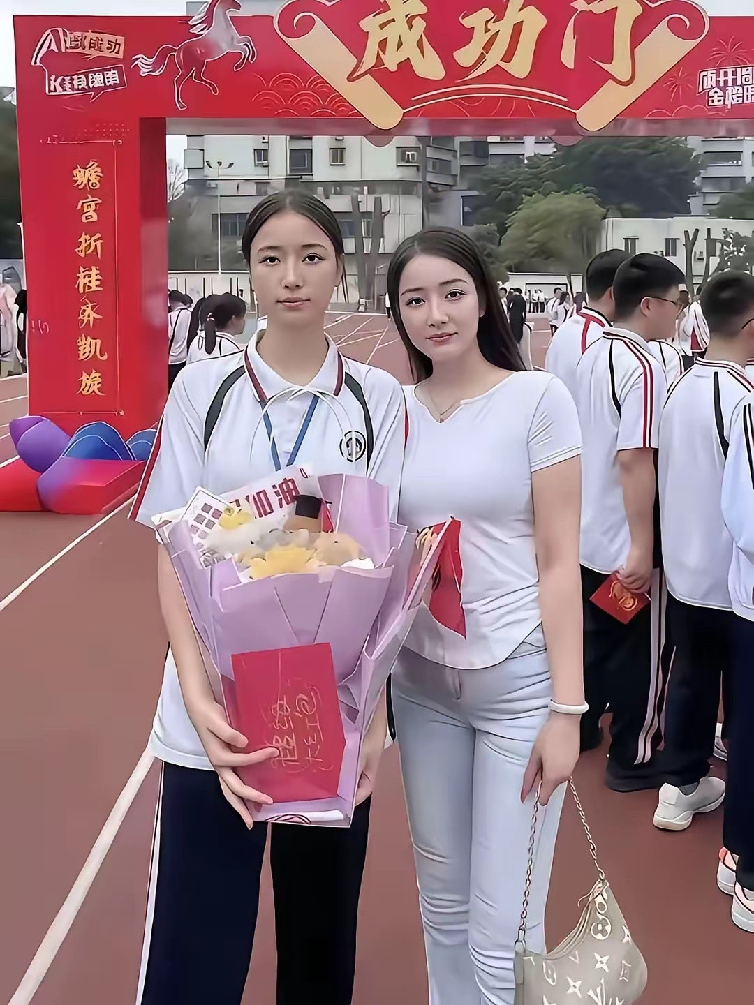 妈妈以前是校花，女儿现在也是校花。两代校花同台，羡慕别人的基因好。