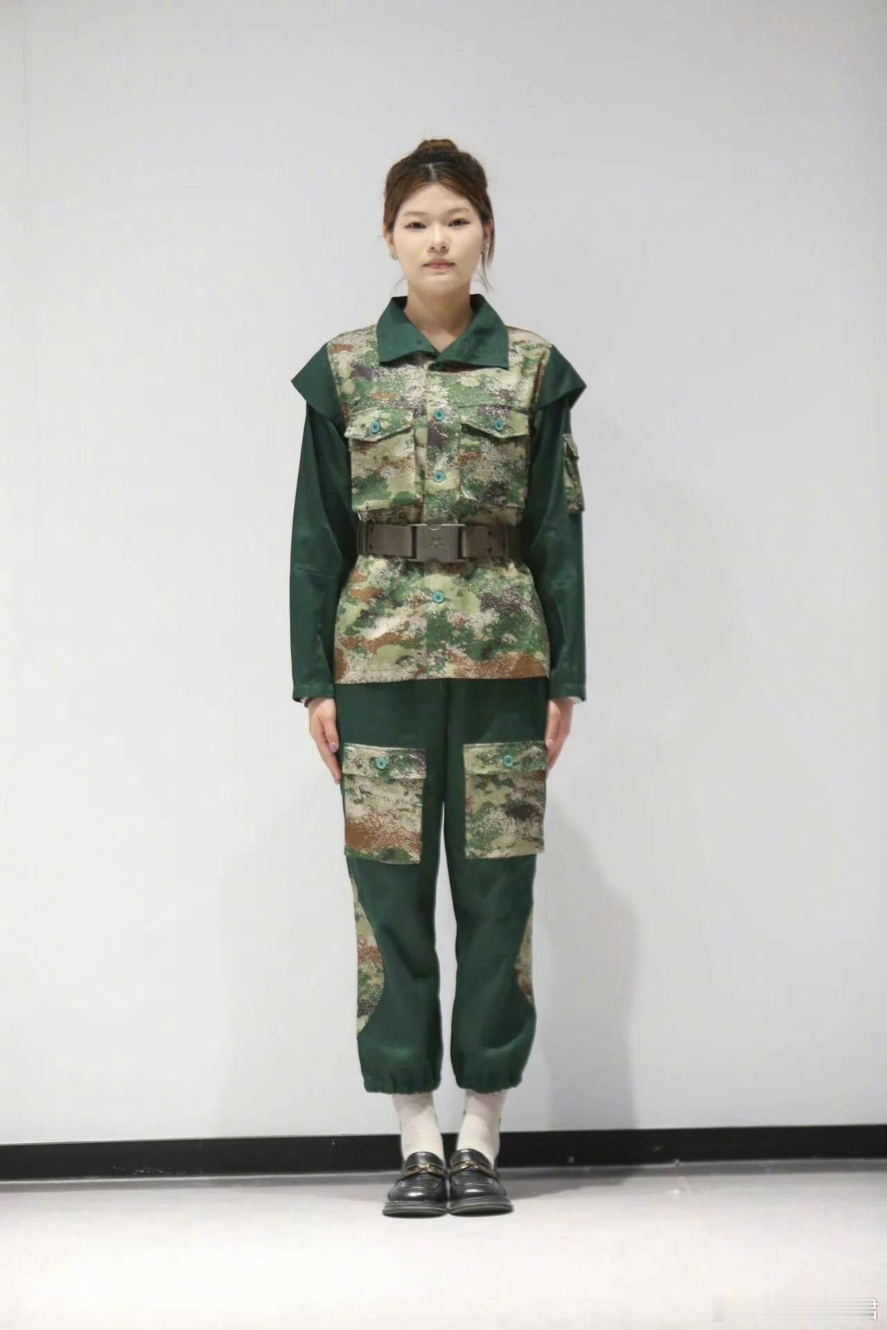 272万网民选的军训服要来了但是真的不好看[捂脸哭]难道我不在同一个什么线上？不过