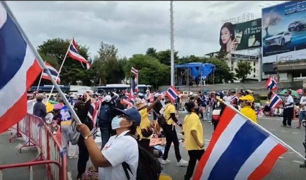 他信、佩通坦出大招，泰国王室、军方坐不住了！为泰党刚刚宣布与人民党会晤，并提