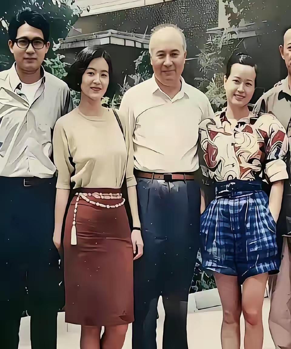 刘晓庆是否为红色后代一直是大家热议的点。从资料看，刘晓庆母亲刘辉华在涪陵解放不久