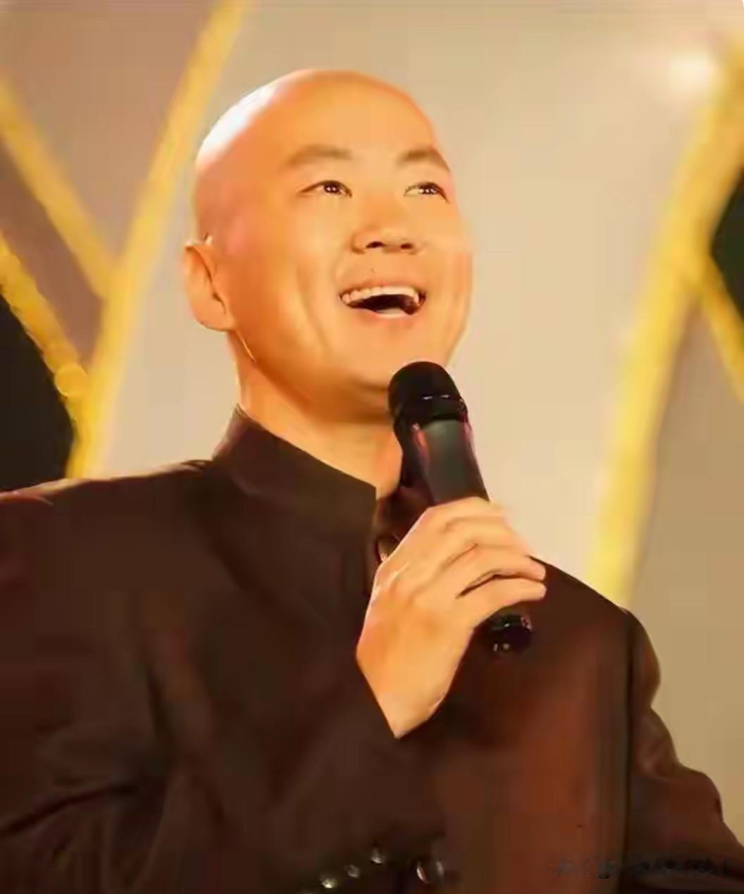 他出生在曲艺世家，5岁跟母亲跑场子，10岁登台表演，曾21次登上春晚，住在北京老