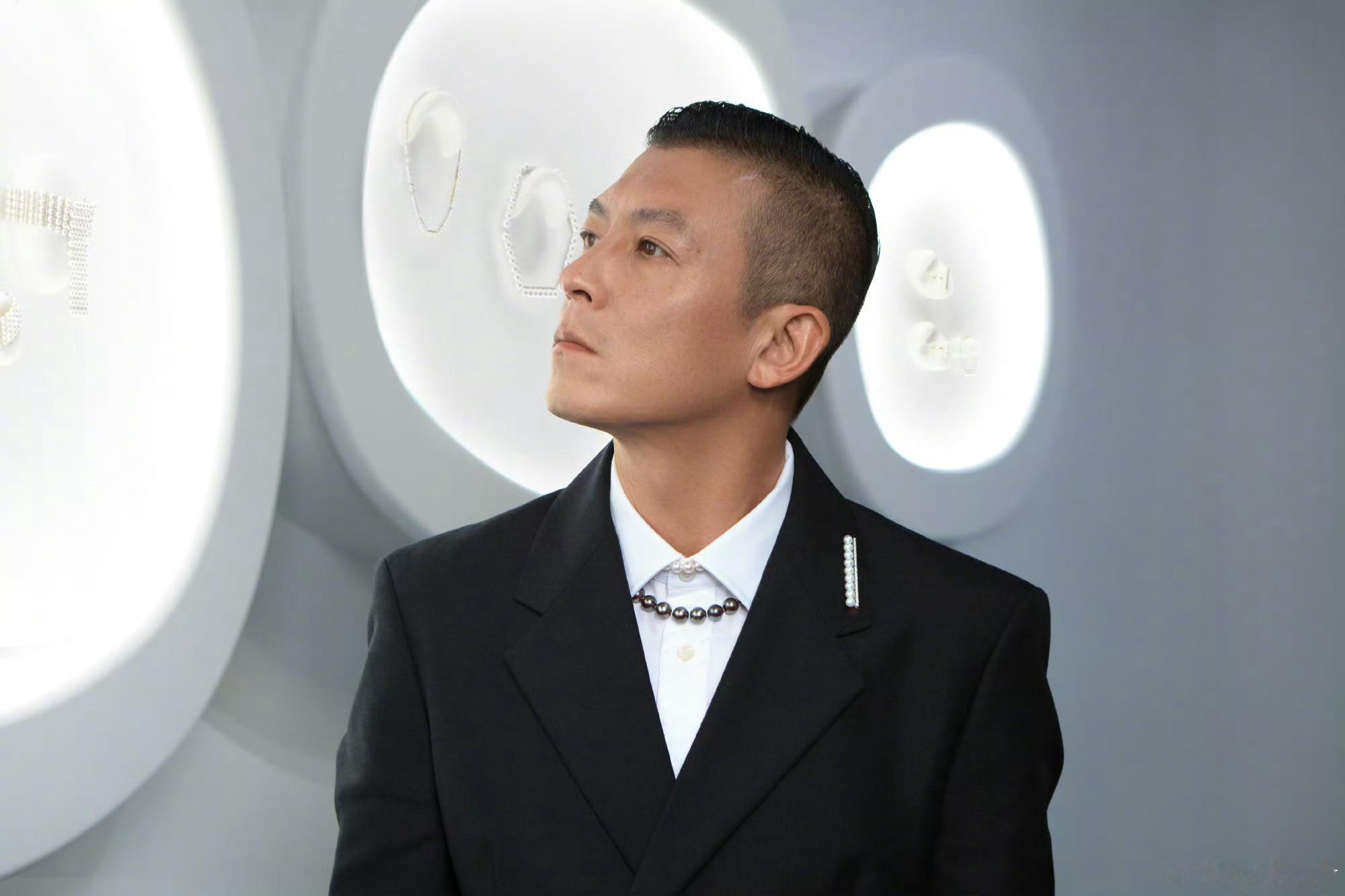 陈冠希脸上所谓的“老人斑”，实则是日晒沉淀的雀斑，但他那句“人都会老，不老才可疑