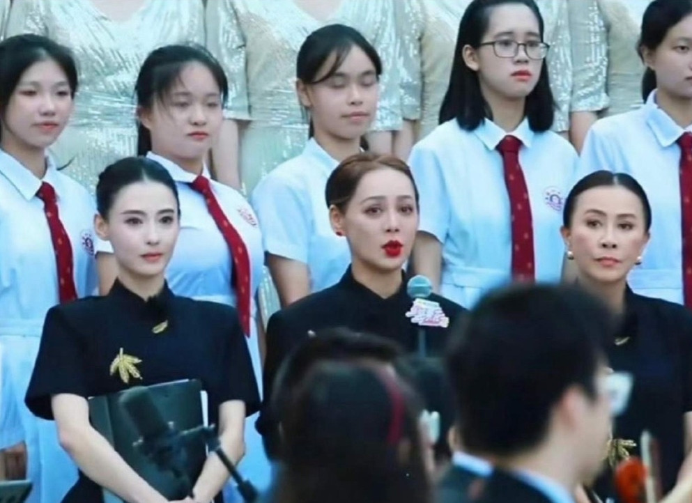 张柏芝真是一眼万年啊！你看在人群里，不管多大的明星在她身边。大家第一眼就能