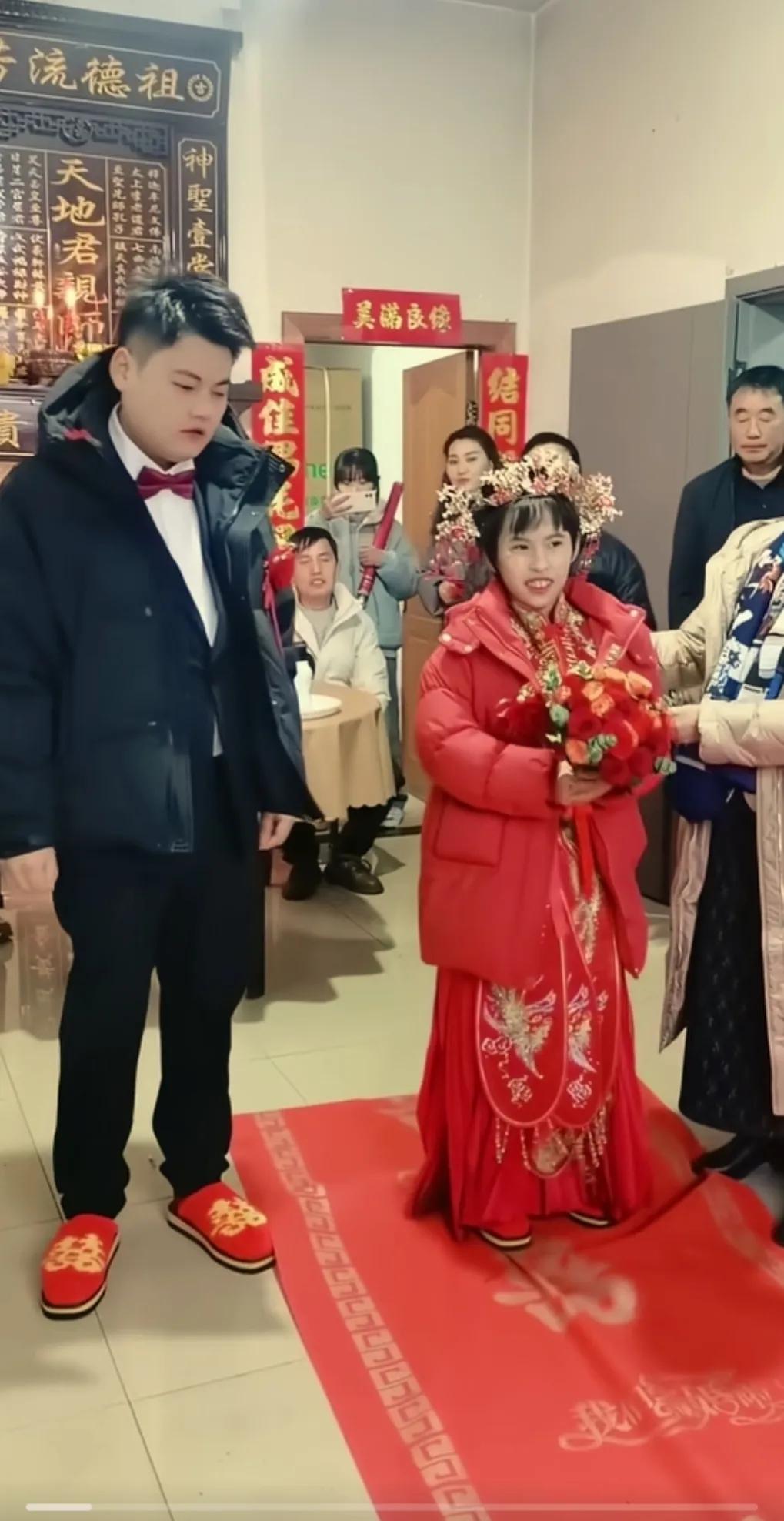 新郎长得这么帅气，家里的房子也俢的很好，父母着急催婚，媒人介绍。父母同意就结婚