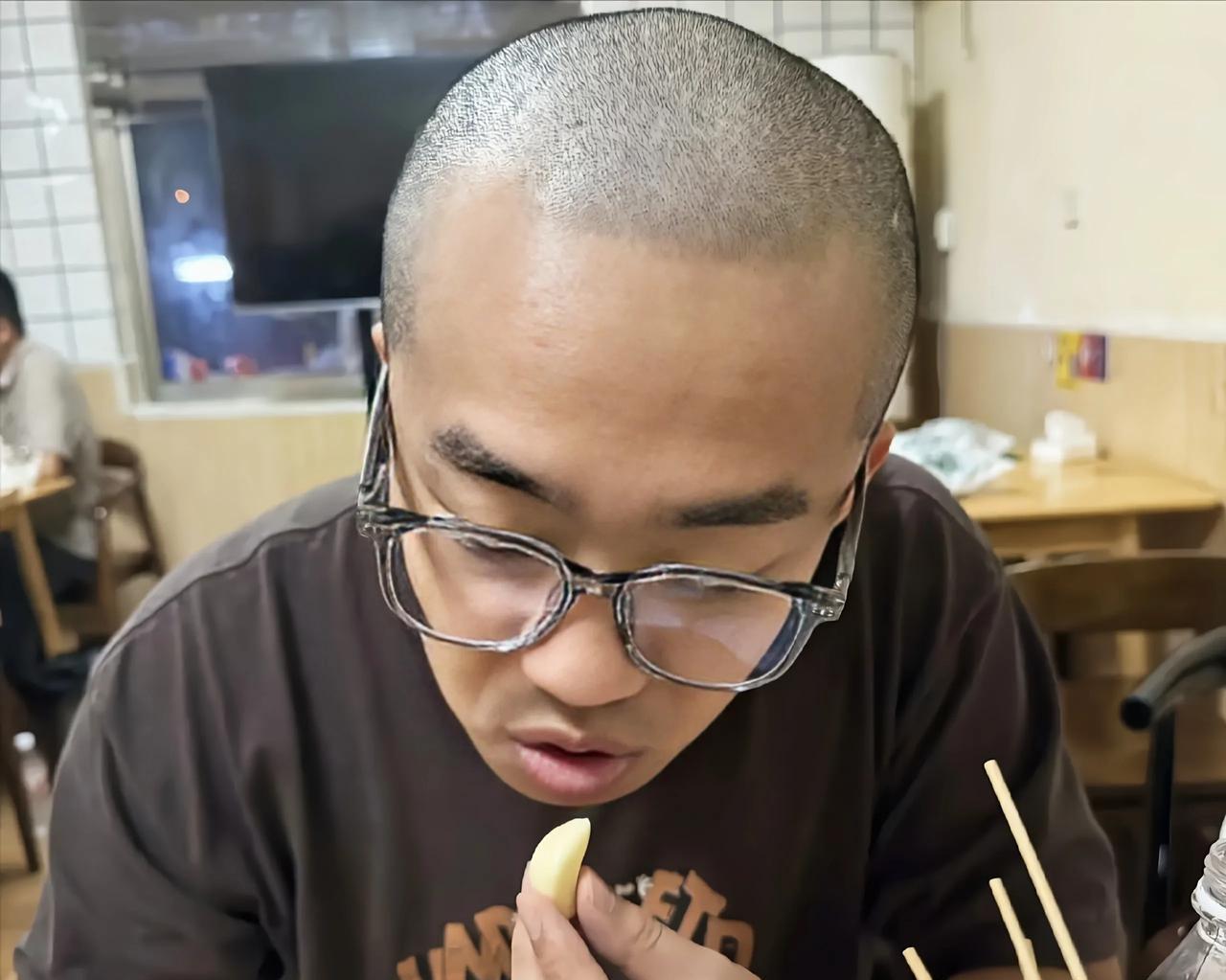 德云社出现奇怪的现象，岳云鹏李鹤东张九龄，一夜之间全都变光头北京德云社从来不缺