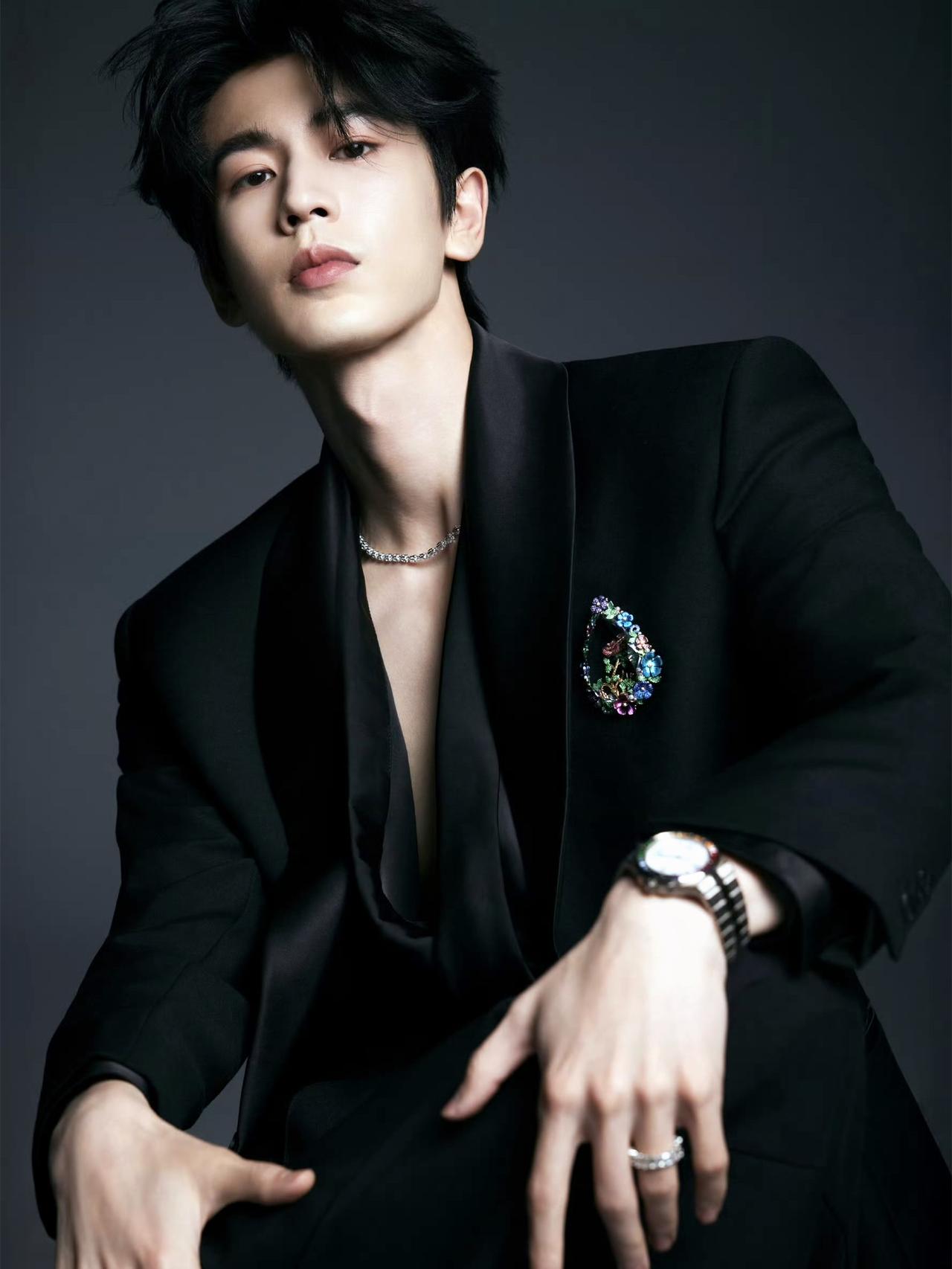 主持人问张凌赫：大家提起你都会说你帅，你对这点是不是已经麻木了？张凌赫回答的非常