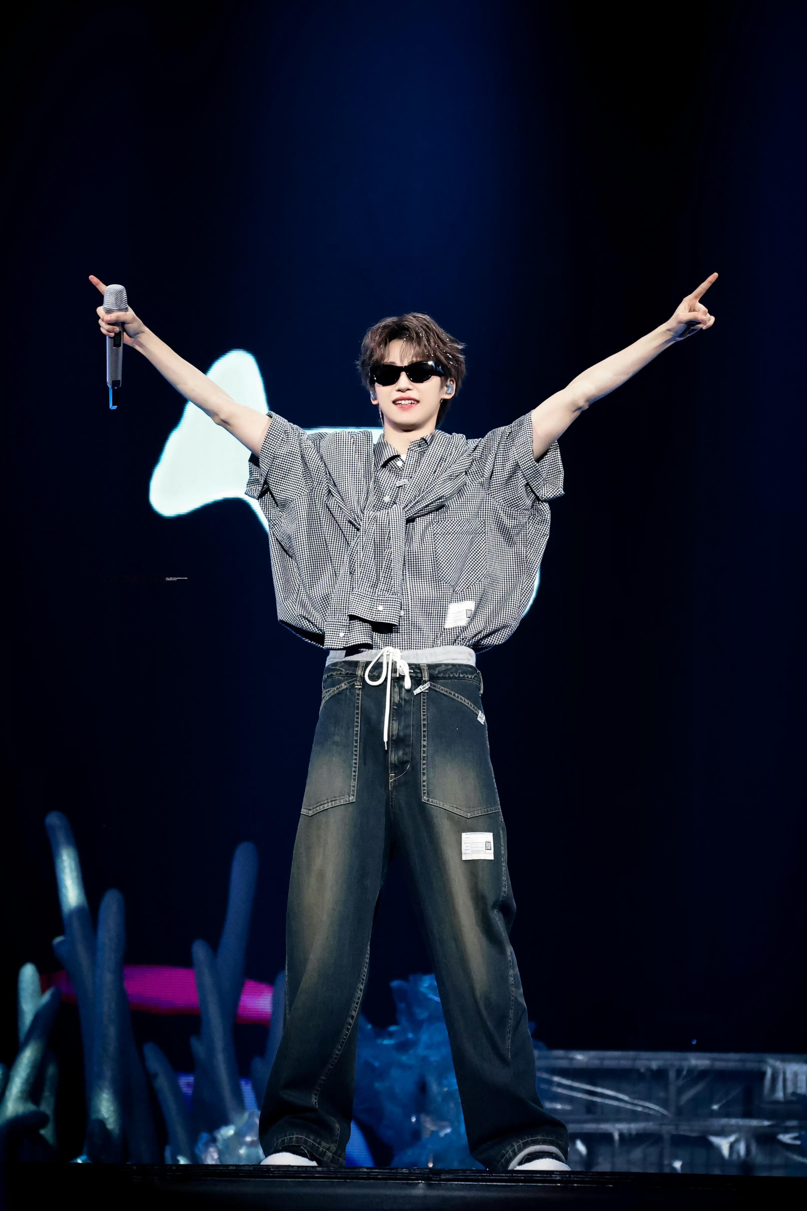 梓渝完全潮男来的梓渝真的潮男啊，这个裤子也太潮了，一般人真的难以驾驭，他穿上就这