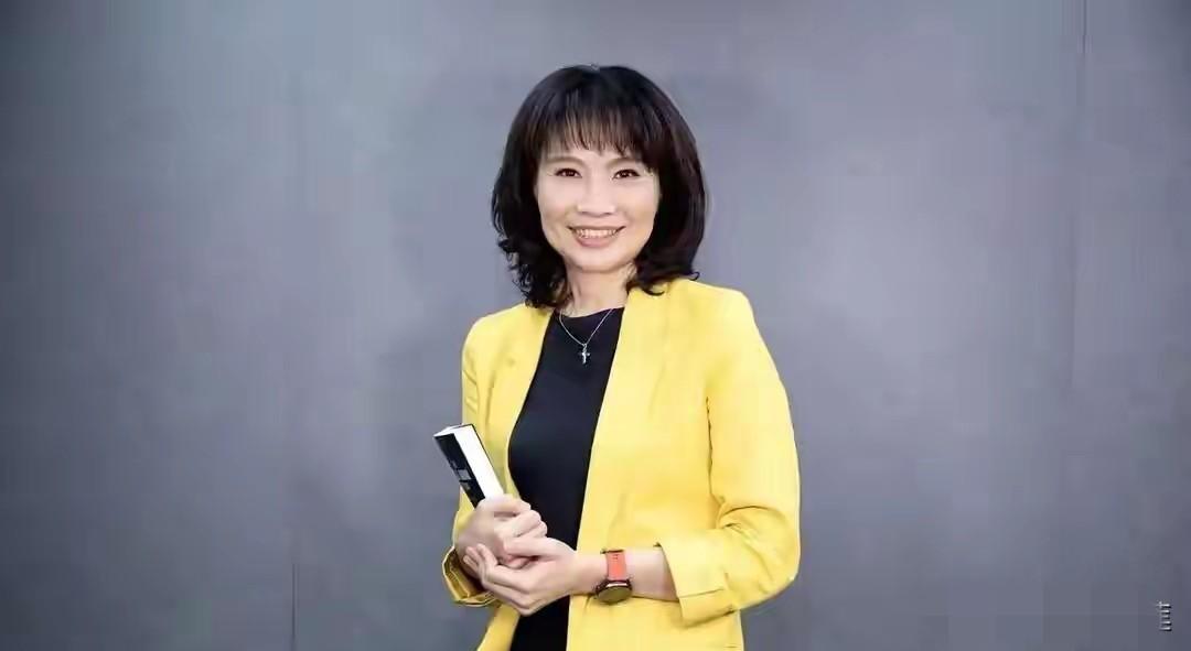 尊严竟自带选择性失明功能！台湾名嘴陈凤馨火力全开，手撕侯友宜宇宙级双标。黄国