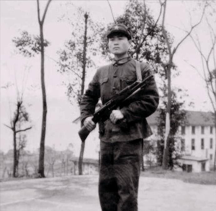 1970年一天，警卫班长郭云梦买来一兜子苹果，回到了什坊院。进入前院（四合院），