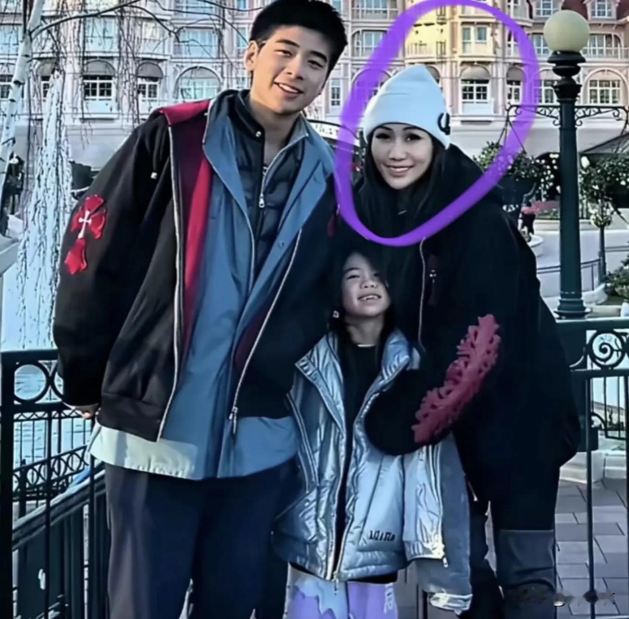 何超盈确实是很会找老公，因为她老公可以说是100分完美了！个子高，长相周正，真学