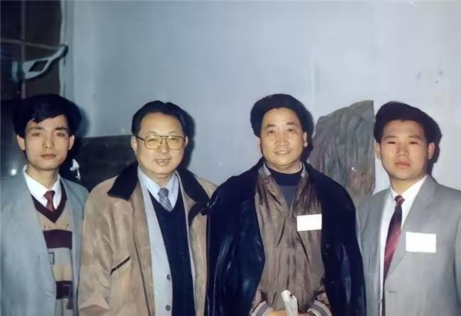 这张4人同框旧照，我只认出了曲眉丰颊、笑容可掬、戴着眼镜的著名相声表演艺术家唐杰