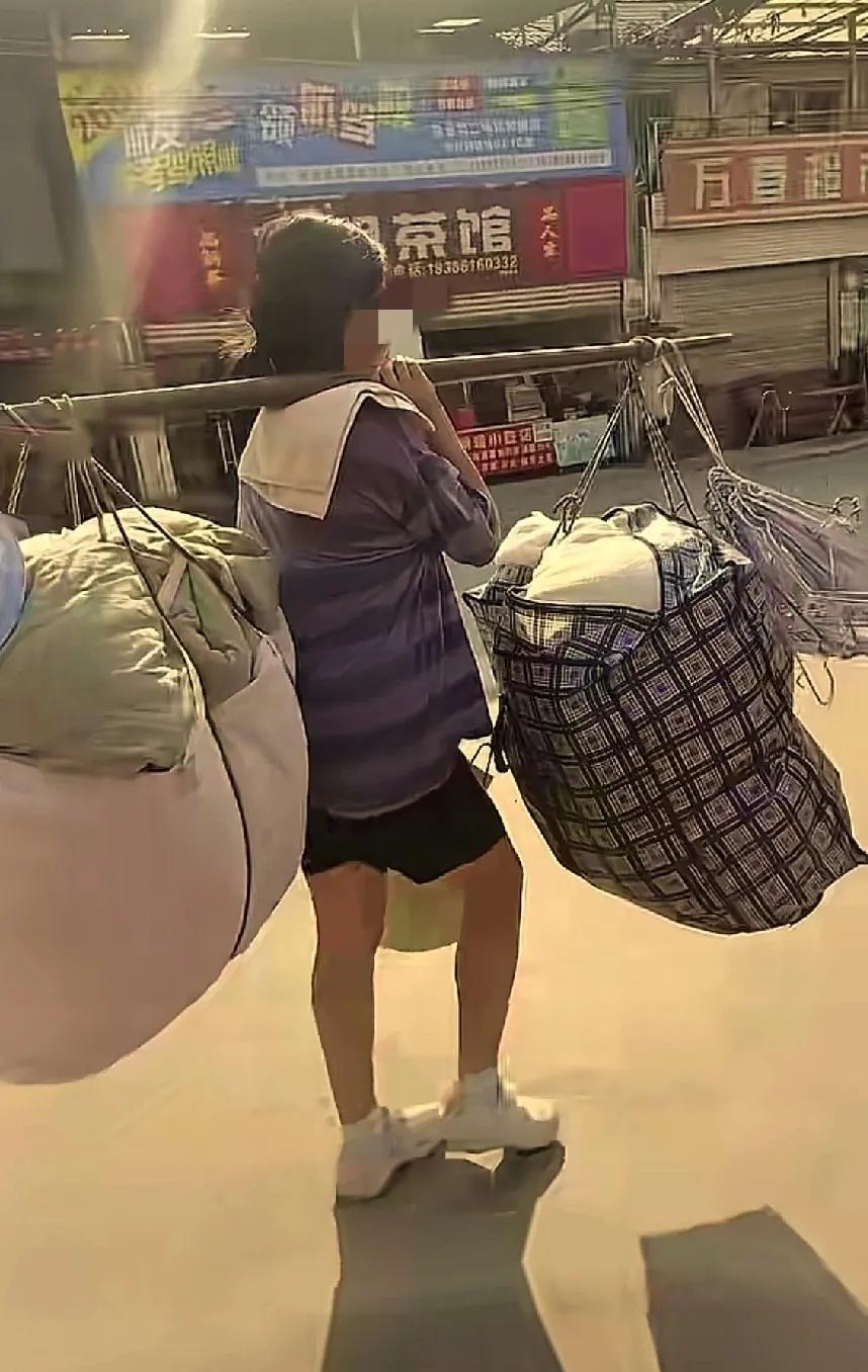 扁担女孩走红之后，开始有人模仿她了。这些模仿者挑的行李比扁担女孩刘燕挑的行李更