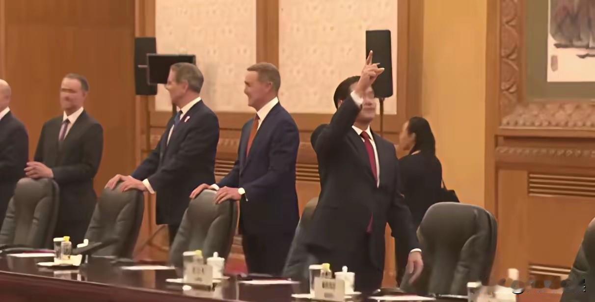第一次来中国，第一次走进人民大会堂，鲁比奥被东大厅震撼了。他指着上方的巨型吊灯