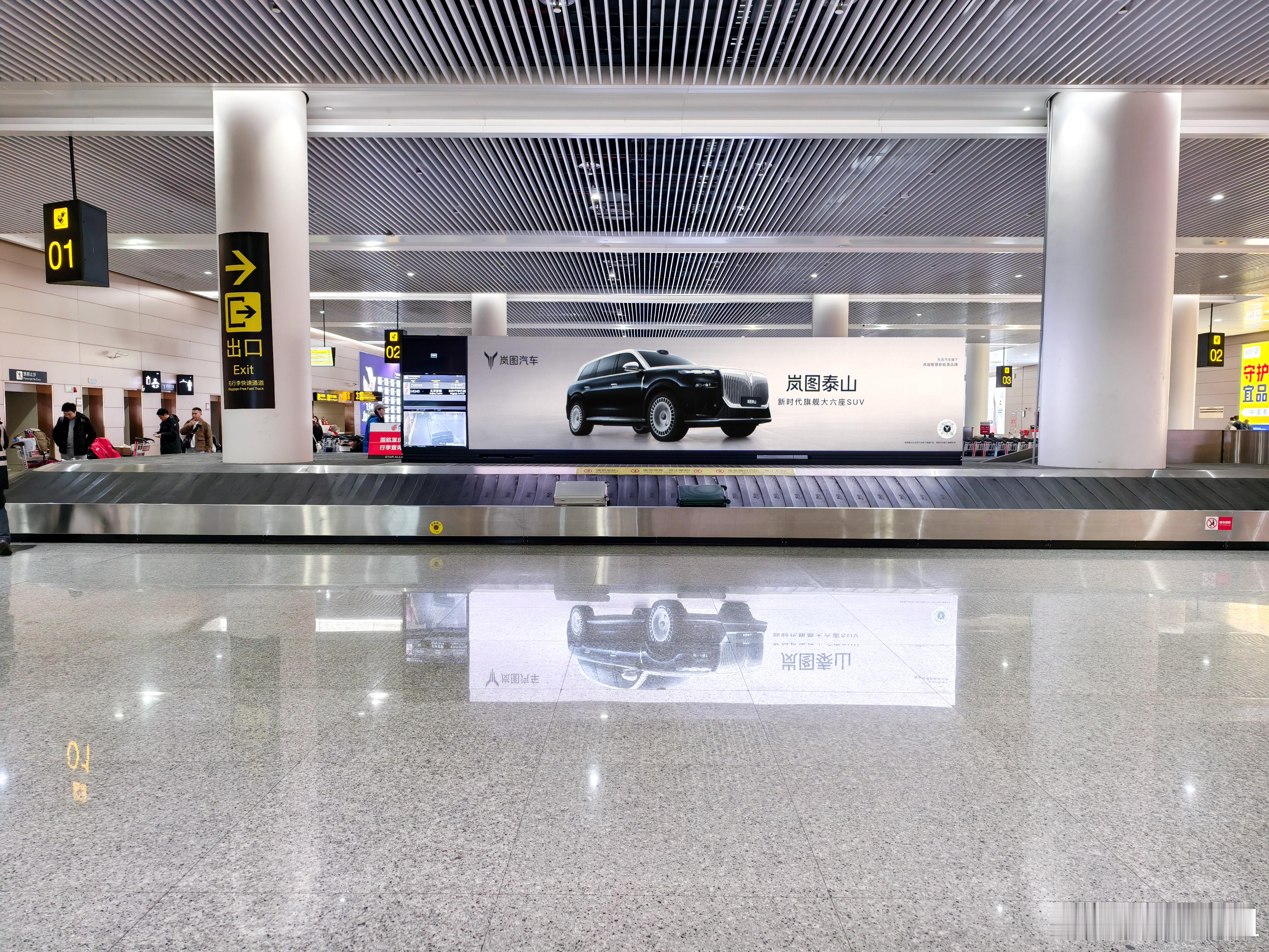 机场偶遇岚图泰山，一眼沦陷，机场大屏被岚图泰山狠狠拿捏，气场真的绝了！沉稳大气又