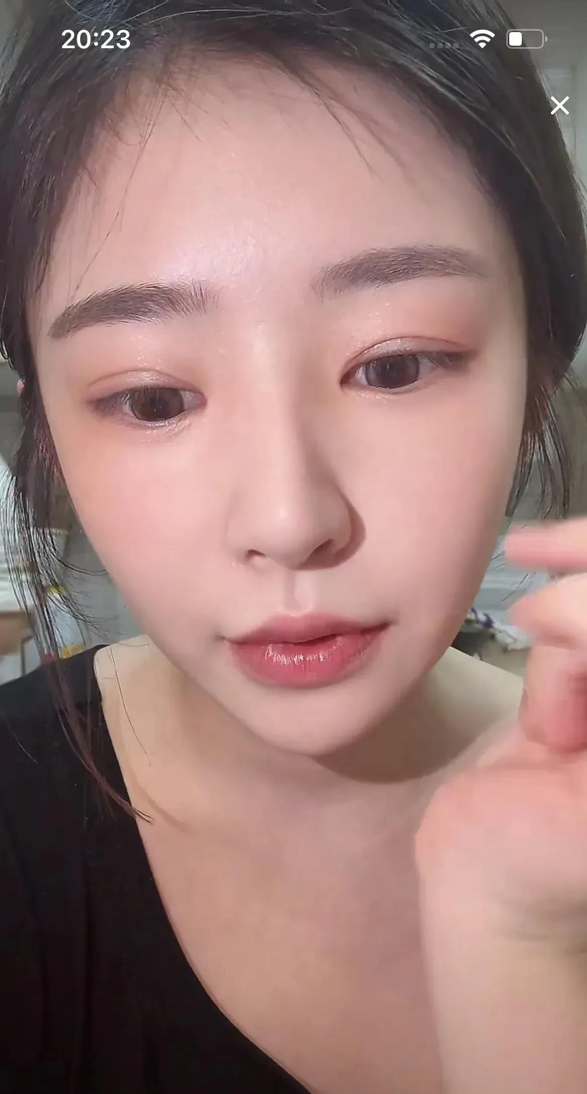 黄一鸣回应网友担心闪闪成为第二个小龙女，黄一鸣说那是小龙女的妈妈心态崩了。小龙