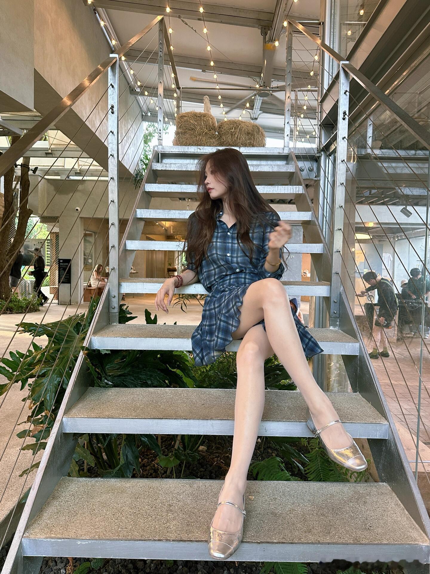 这种银亮色平底鞋很流行呀～​​​