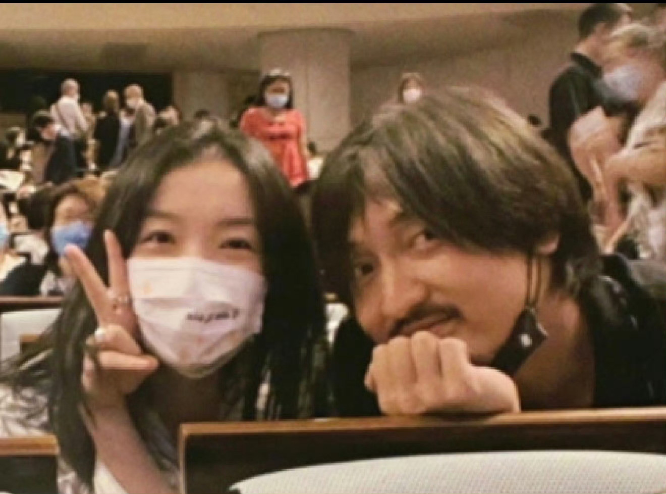 王传君齐溪带孩子出游三亚偶遇了齐溪王传君带孩子出去玩夫妻俩低调又接地气，全程温