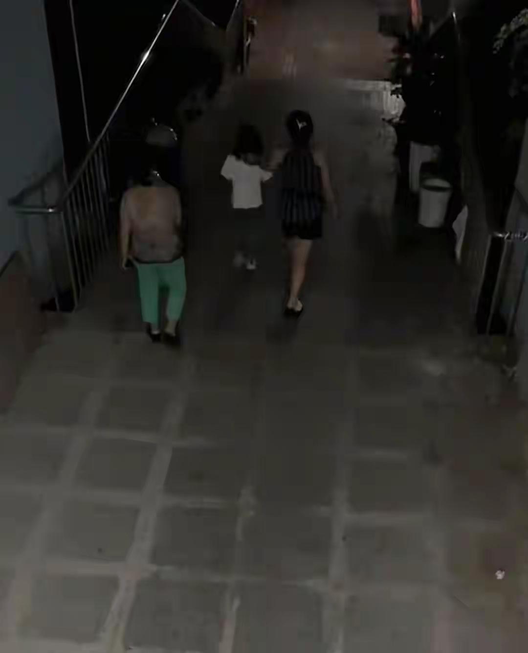 女孩去同学家玩耍，几天了家长都没有接，没想到，单亲爸爸已经过世了。重庆1