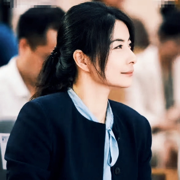 郭晶晶这身打扮，直接把“豪门清流”四个字焊在身上了！刚刚刷到她的机场照，我瞬