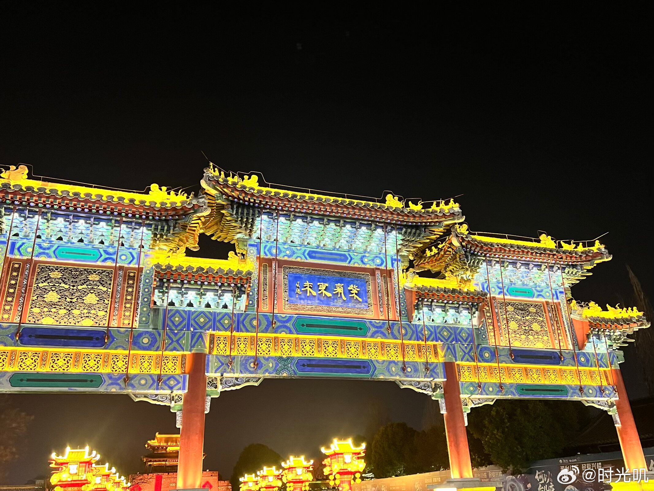 夜色降临，台儿庄古城万盏花灯次第绽放，古桥流水、黛瓦楼阁被灯火温柔包裹，宛如人间