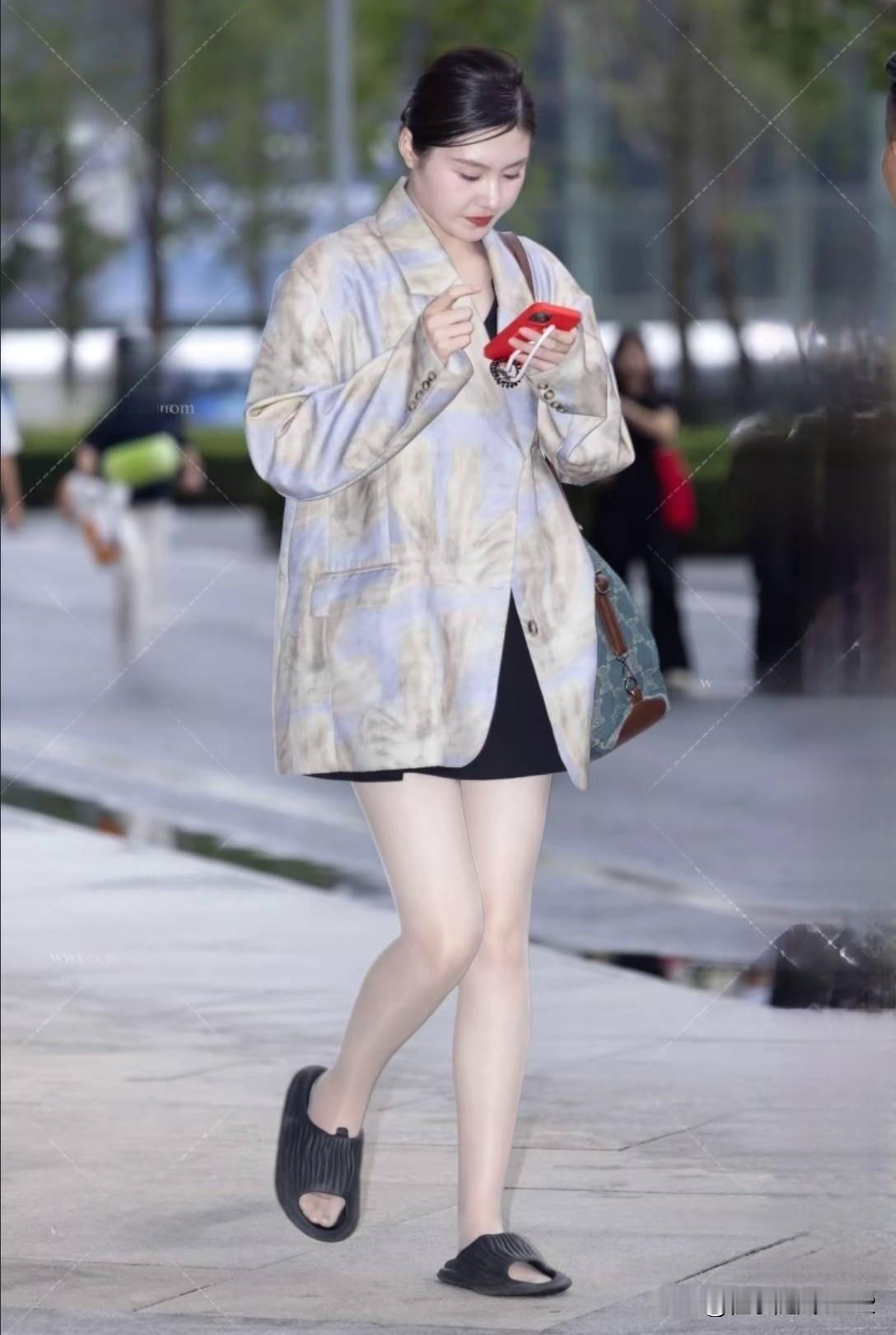 优雅漫步，时尚随行，手机相伴，步履轻盈