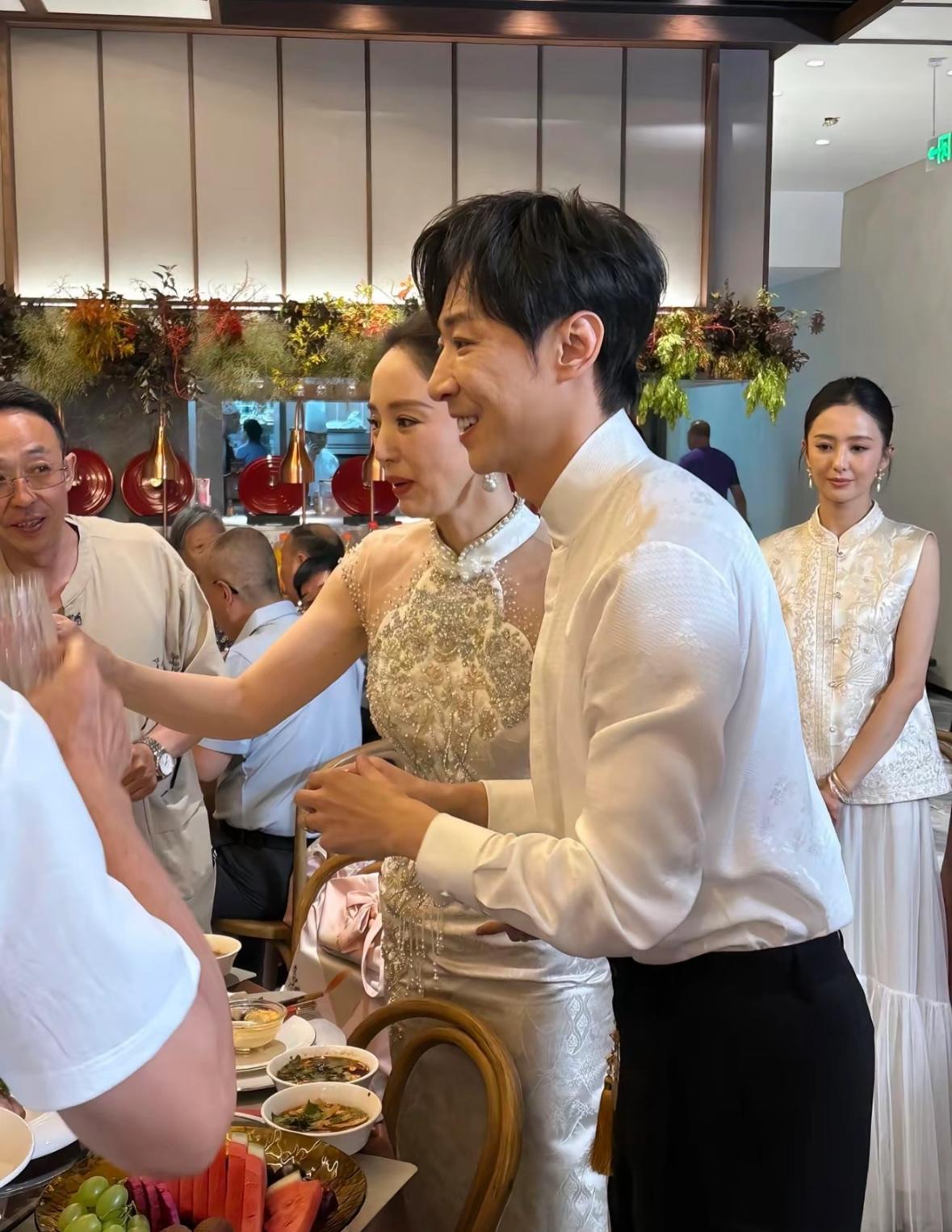 大量董璇结婚敬酒照流出，女儿对张维伊接受度极高，是会扑到“新”爸爸怀里撒娇的亲密