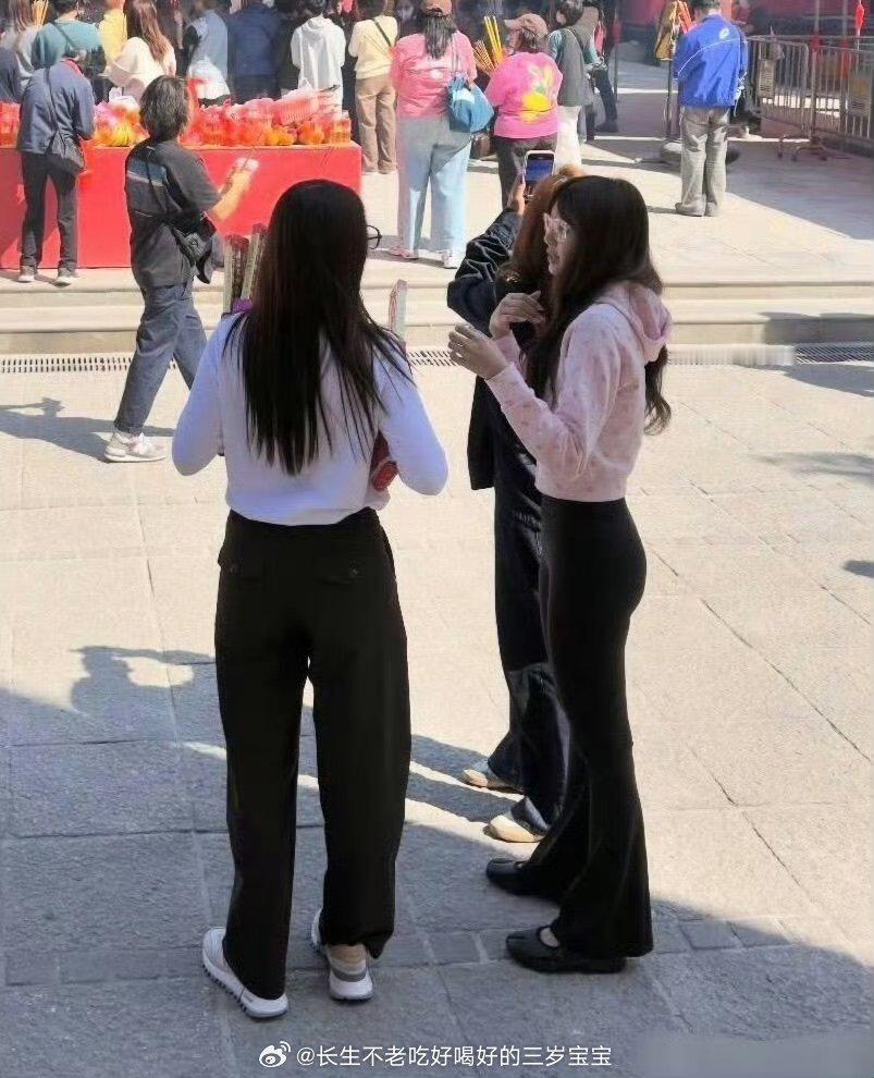 香港偶遇Lisa拜神在忙碌的行程中依然保有这份平和与虔诚，素颜的她反而更显柔软真