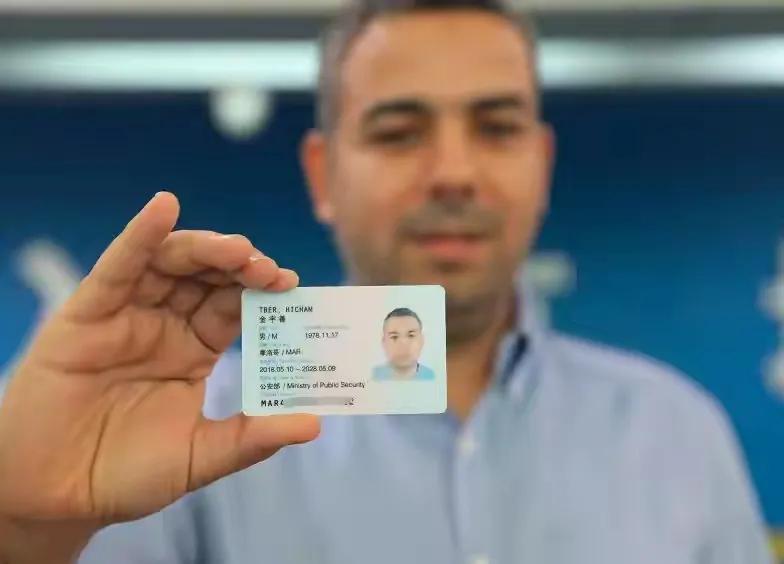 笑麻了！退籍时嫌麻烦，回籍时求通融？现实给你狠狠上了一课这天，一个男子揣着